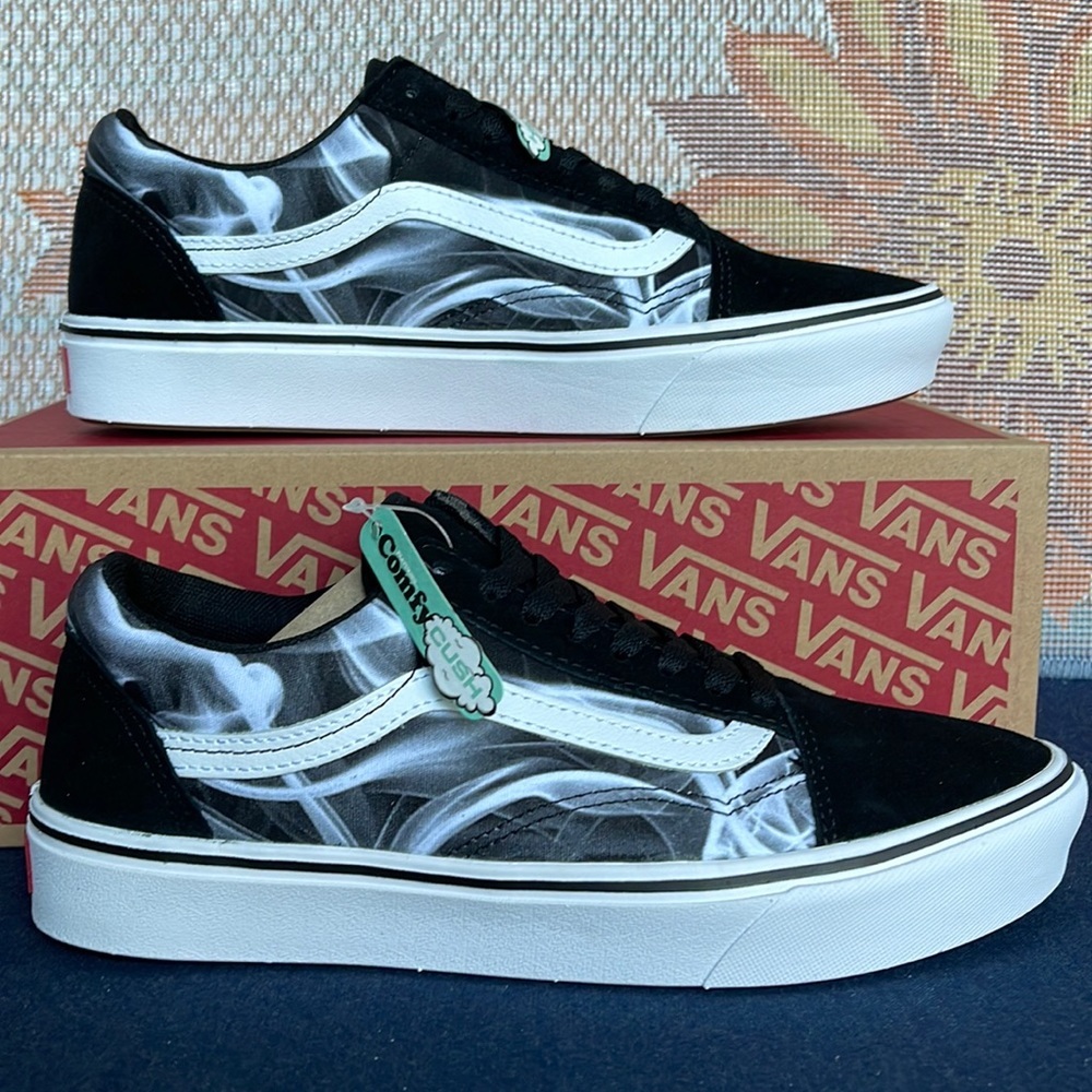 Vans WMNS Comfycush Old Skool 
After Dark Black/White
VN0A5DYCBZW
sneakers